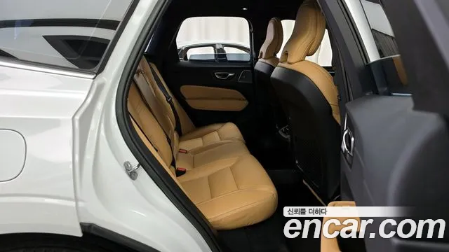 Volvo XC60 2022 — фото 12