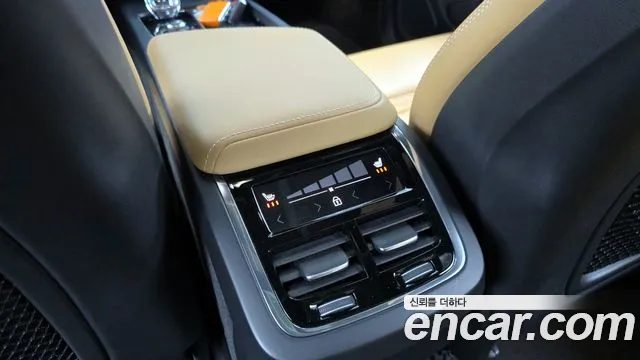 Volvo XC60 2022 — фото 17