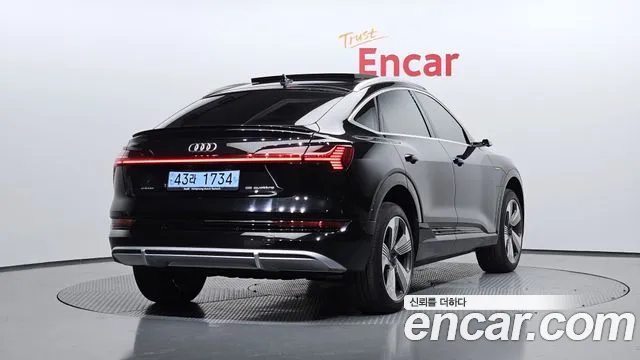 Audi e-tron 2022 — фото 2