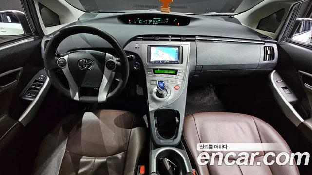 Toyota Prius 2015 — фото 7