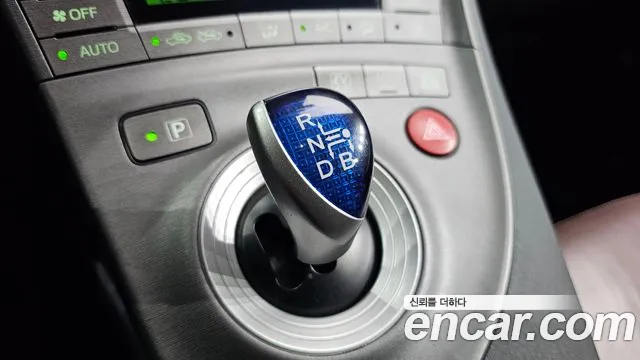 Toyota Prius 2015 — фото 9