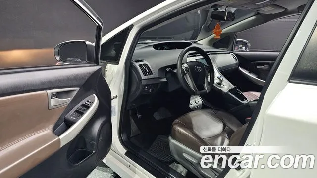 Toyota Prius 2015 — фото 12
