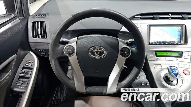 Toyota Prius 2015 — фото 13