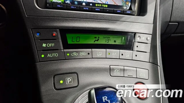 Toyota Prius 2015 — фото 16