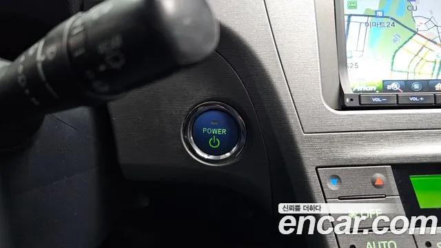Toyota Prius 2015 — фото 18