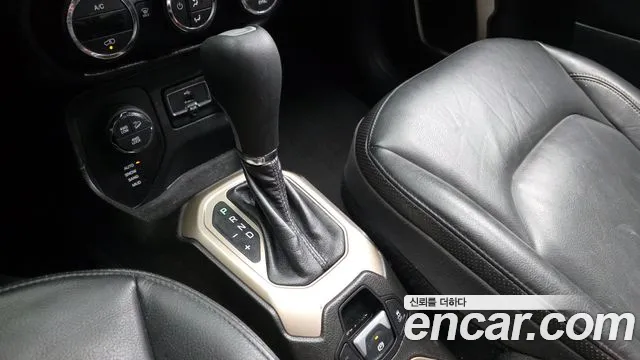 Jeep Renegade 2017 — фото 9
