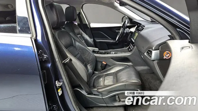 Jaguar F-PACE 2017 — фото 10