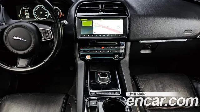 Jaguar F-PACE 2017 — фото 14