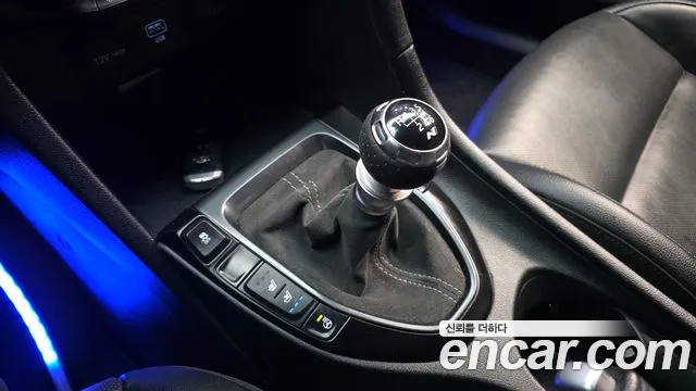 Hyundai Veloster 2021 — фото 9