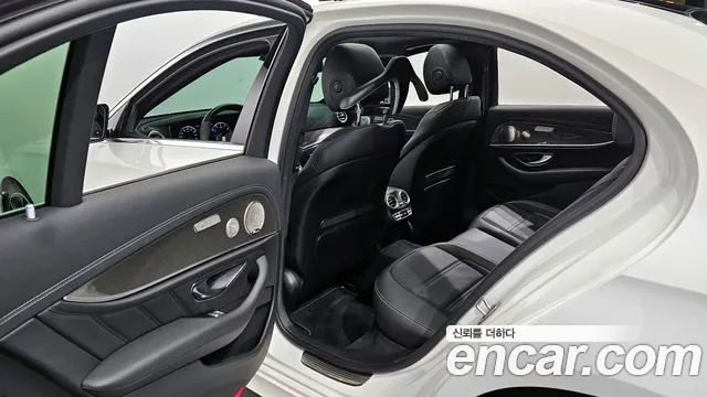 Mercedes-Benz E-Class 2022 — фото 11