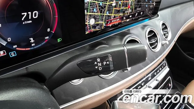 Mercedes-Benz E-Class 2022 — фото 9