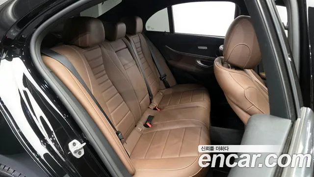 Mercedes-Benz E-Class 2022 — фото 12