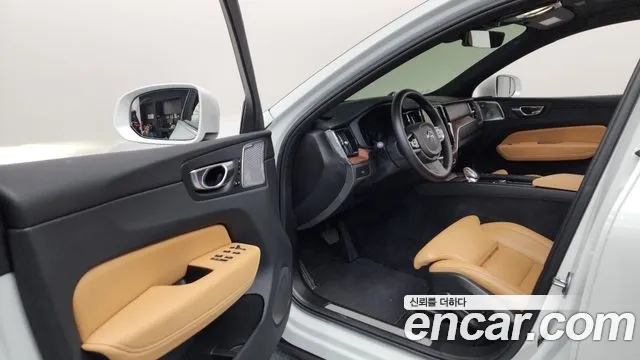 Volvo XC60 2023 — фото 10