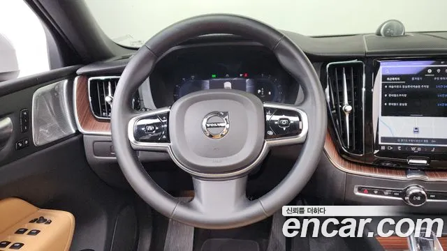 Volvo XC60 2023 — фото 13