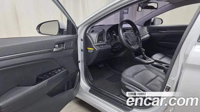 Hyundai AVANTE 2018 — фото 10
