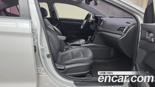 Hyundai AVANTE 2018 — фото 11