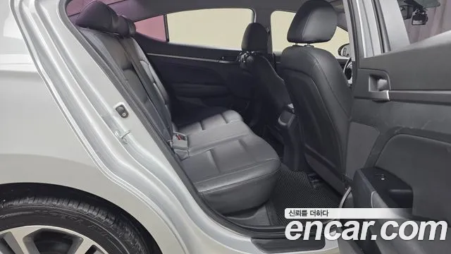 Hyundai AVANTE 2018 — фото 12
