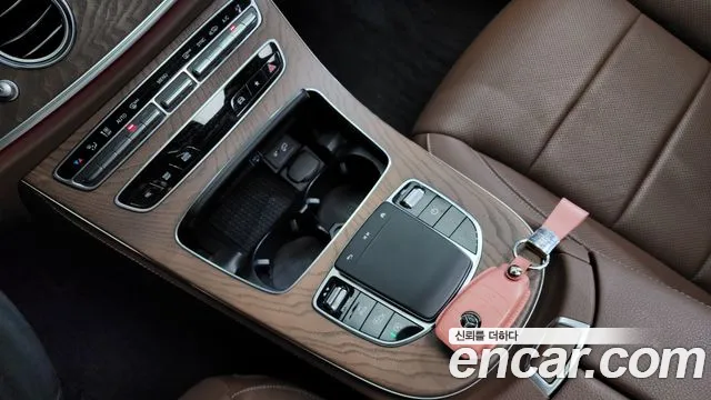 Mercedes-Benz E-Class 2022 — фото 9