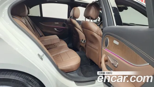 Mercedes-Benz E-Class 2022 — фото 12