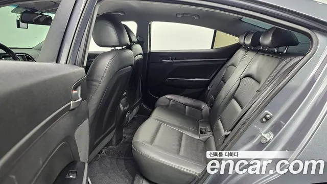 Hyundai AVANTE 2018 — фото 11