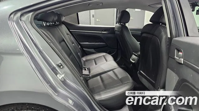 Hyundai AVANTE 2018 — фото 12