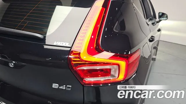 Volvo XC40 2025 — фото 8