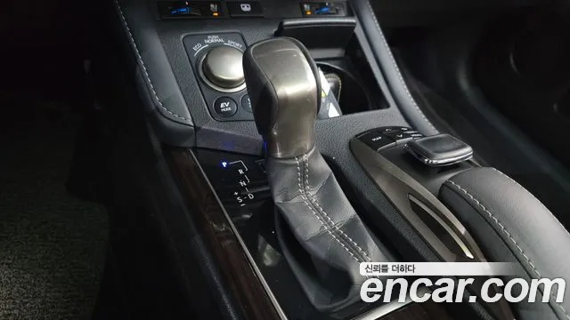 Lexus ES 2018 — фото 12