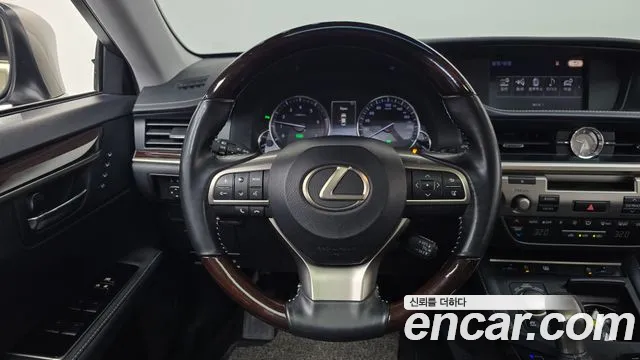 Lexus ES 2018 — фото 19