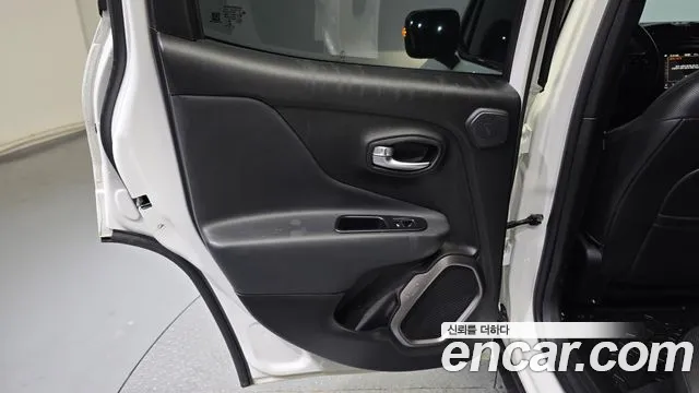 Jeep Renegade 2018 — фото 15