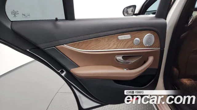 Mercedes-Benz E-Class 2021 — фото 15