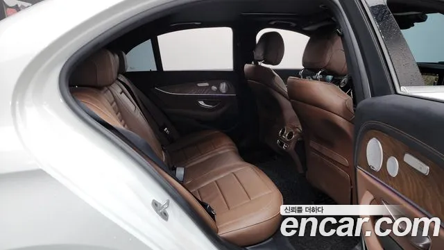 Mercedes-Benz E-Class 2021 — фото 16