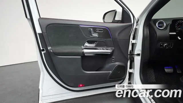 Mercedes-Benz GLA-Class 2023 — фото 13