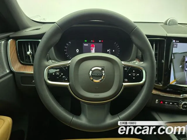 Volvo XC60 2023 — фото 10