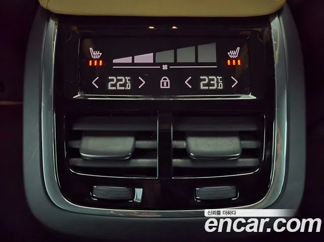 Volvo XC60 2023 — фото 18