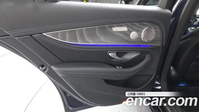 Mercedes-Benz E-Class 2022 — фото 15