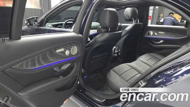 Mercedes-Benz E-Class 2022 — фото 16