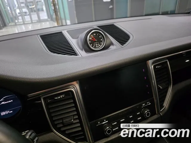 Porsche Macan 2018 — фото 15