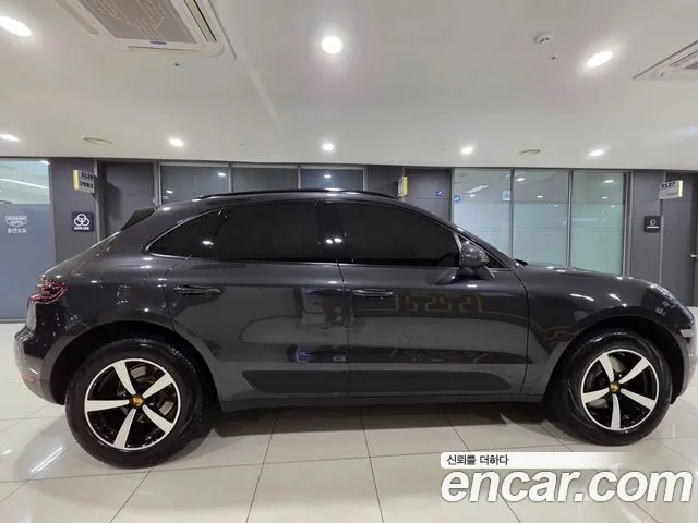 Porsche Macan 2018 — фото 19