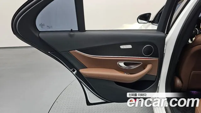 Mercedes-Benz E-Class 2020 — фото 15