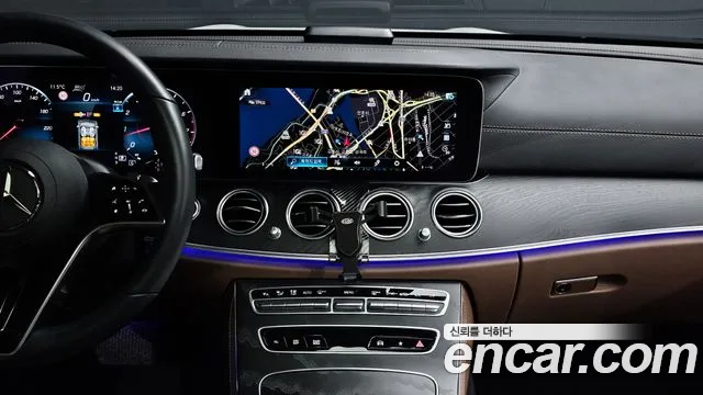 Mercedes-Benz E-Class 2023 — фото 18