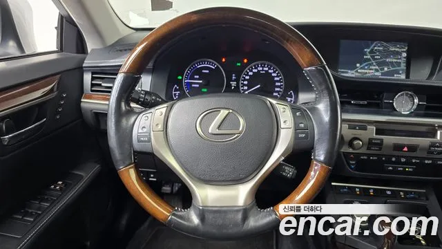 Lexus ES 2015 — фото 12