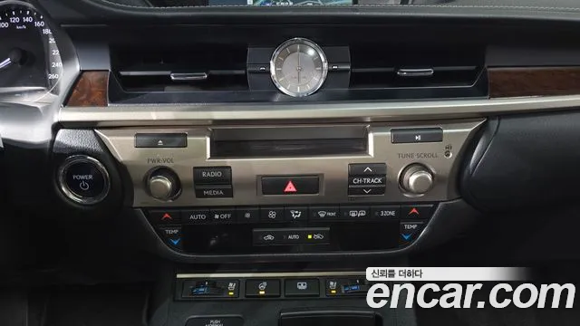 Lexus ES 2015 — фото 16