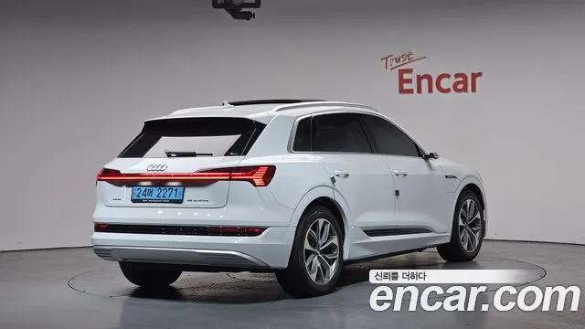 Audi e-tron 2020 — фото 1