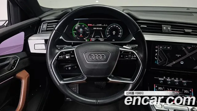 Audi e-tron 2020 — фото 17