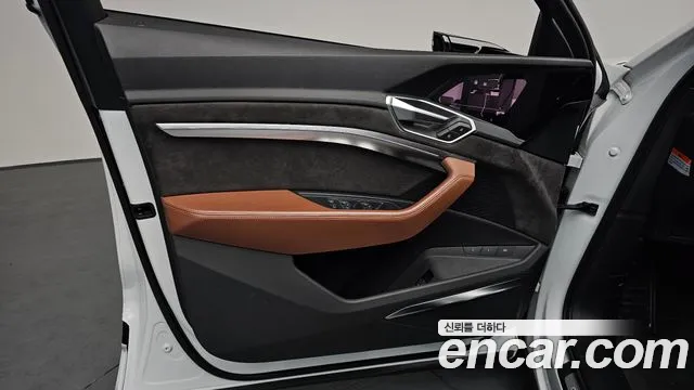 Audi e-tron 2020 — фото 13