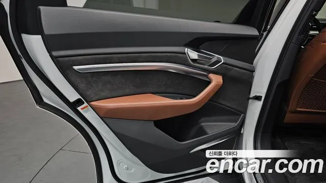 Audi e-tron 2020 — фото 14