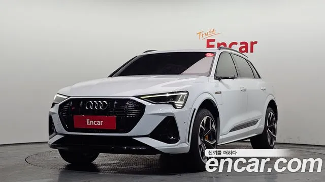 Audi e-tron 2022 — фото 1