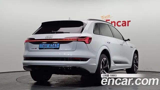 Audi e-tron 2022 — фото 2