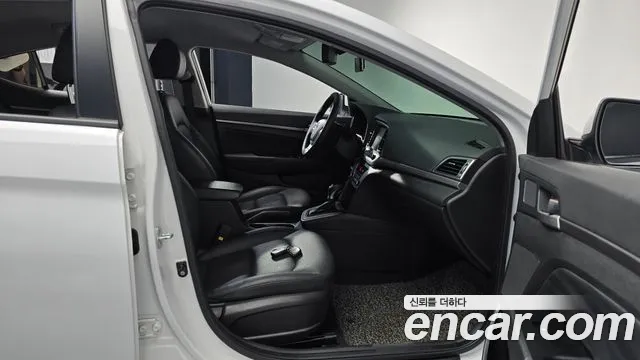 Hyundai AVANTE 2018 — фото 16