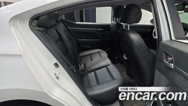 Hyundai AVANTE 2018 — фото 17